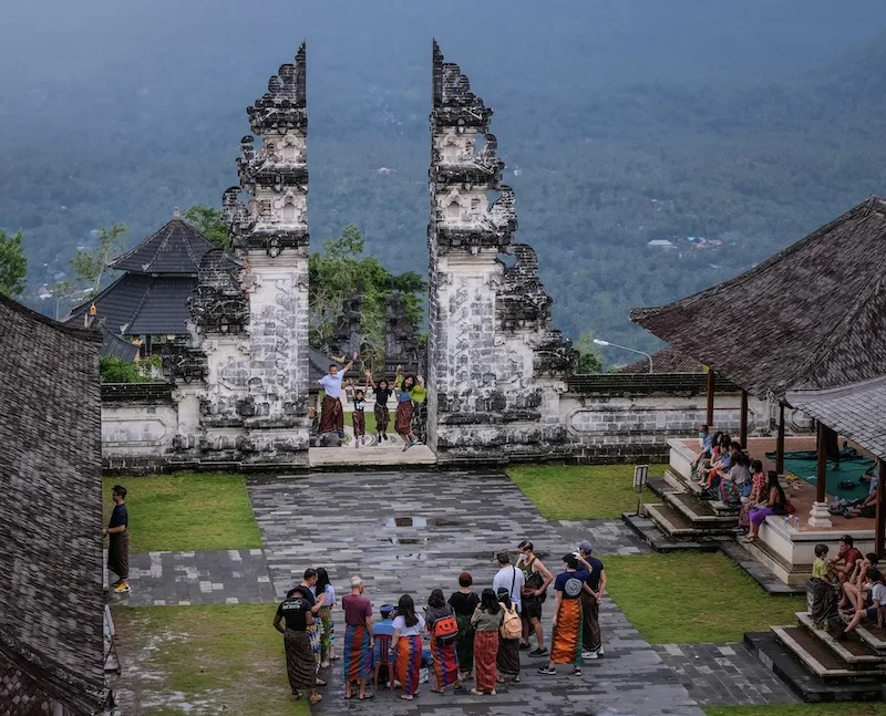 Bali temple tourists