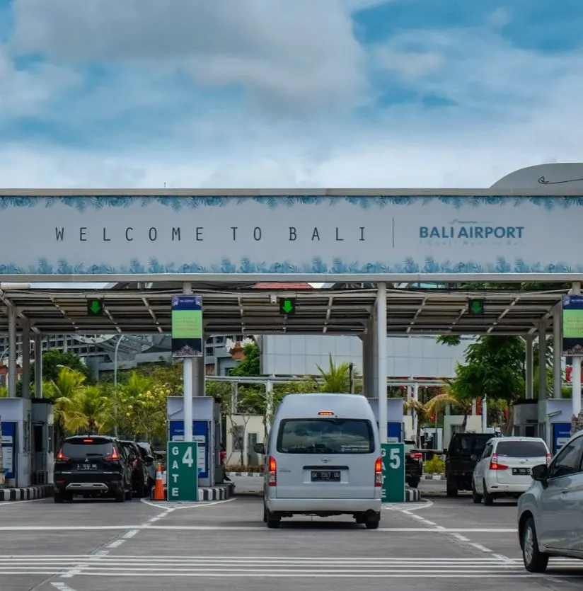 Cars-leaving-Bali-airport