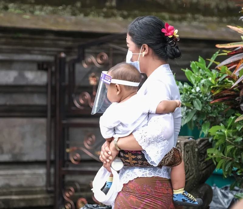 baby_mask_face_shield_woman_mom_mother_local_jpg