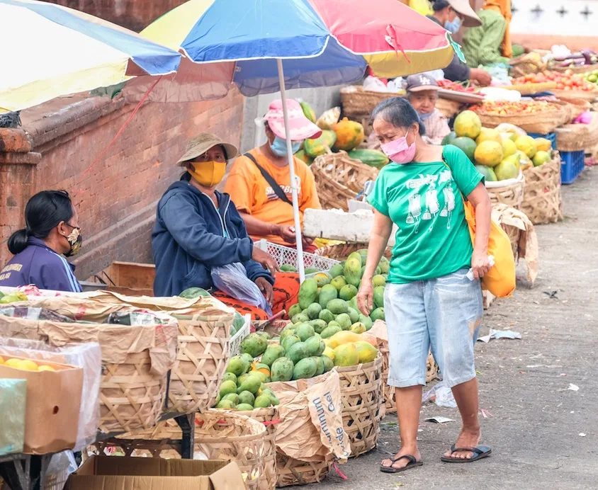 bali_locals_at_market_jpg