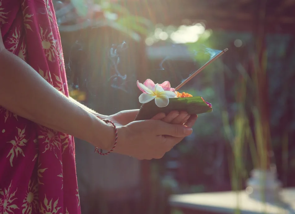 flower_and_incense_offering_bali__jpg