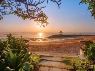 A video of 29-year-old Mirah Sugandhi who was evicted from a beach that was claimed as private property by one of the hotels in Sanur has gone viral on social media.