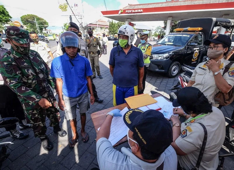 masks fines police