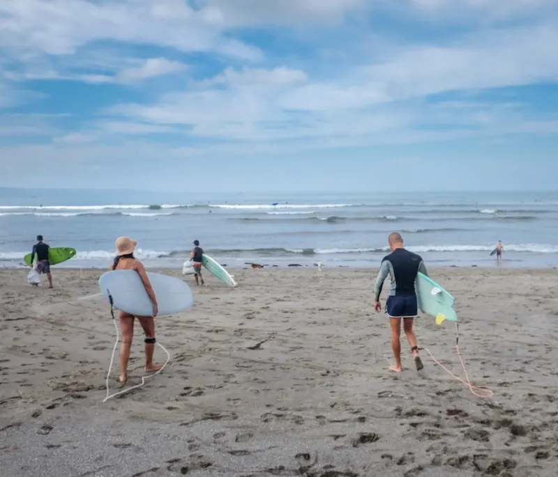 surfing tourists