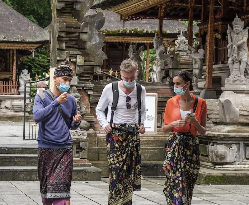tourism worker temple tourists