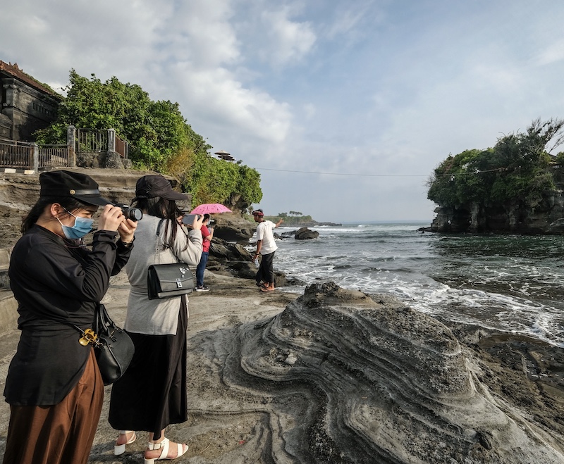 tourists masks