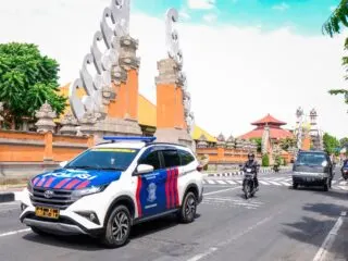 A video of two foreign nationals who have filmed an inappropriate scene in one of Bali's sacred places has gone viral on social media.