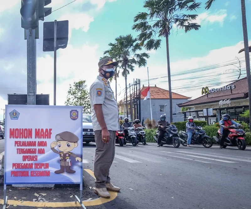 Bali police masks traffic