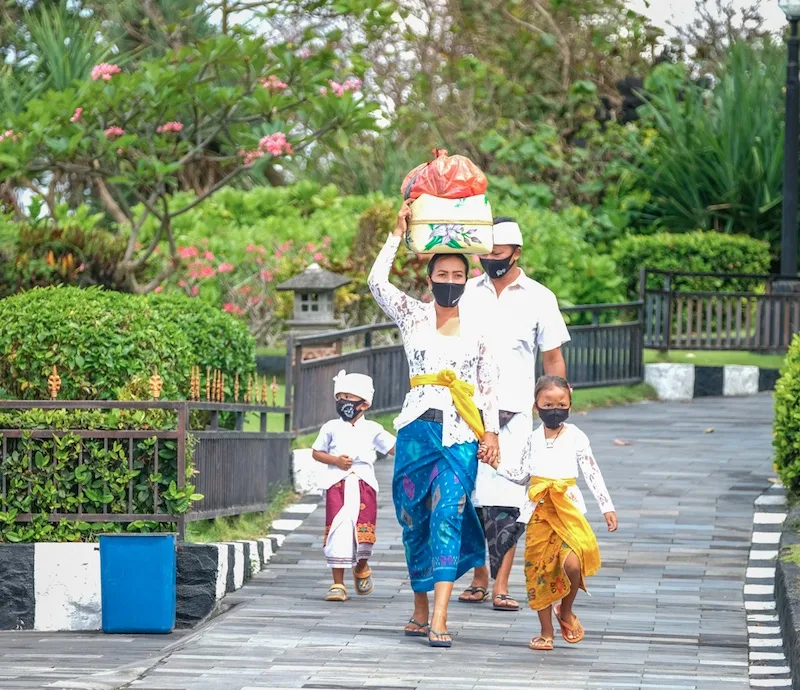 bali_family_locals_mask_tradition_culture__jpg