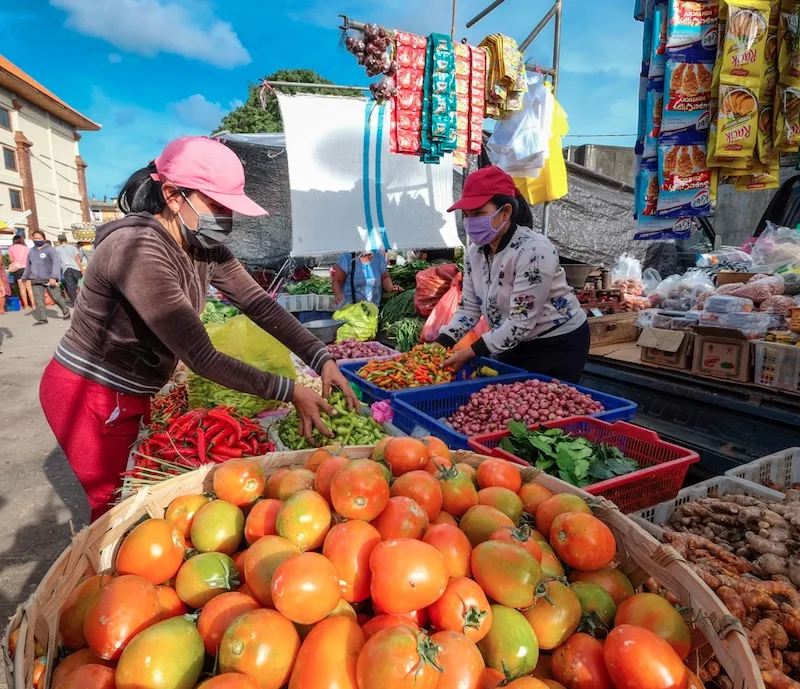 bali_local_fruit_market_masks_jpg