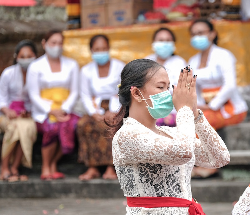 bali_local_praying_mask_jpg