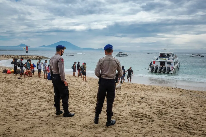 Bali Police have caught a boat that attempted to transport people to Java during the recent international travel ban.