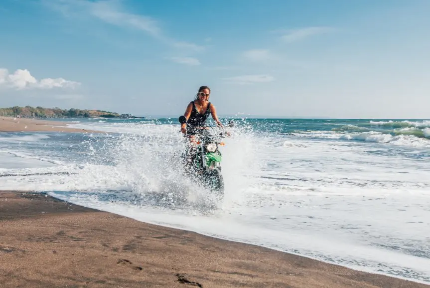 Authorities from Negara Police Department have detained multiple teenagers and seized 6 motorbikes from street racing on Bali beach.