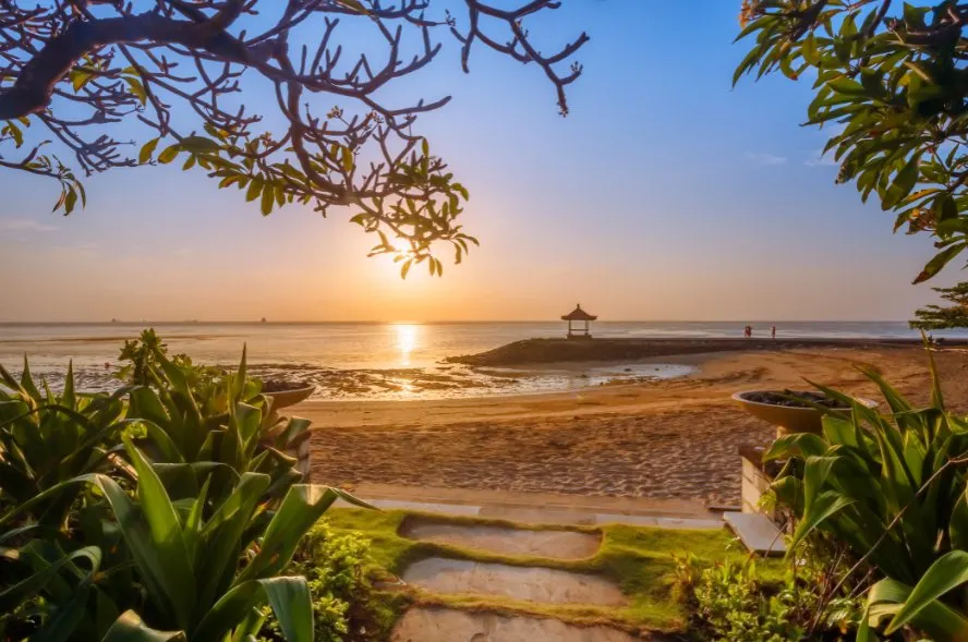 Authorities from Sanur Port have decided to switch their port to a different location due to the large waves that occured on Wednesday (26/5).