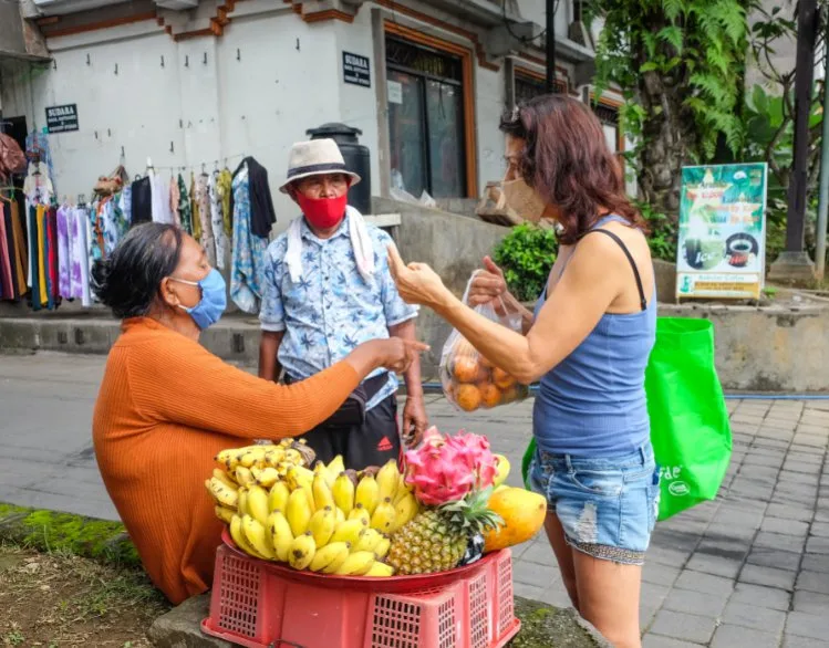 bali-vendor-with-mask