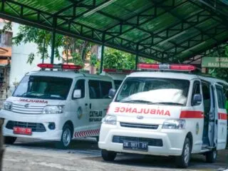 An 18-year-old student has died after colliding with a truck during a motorbike convoy to celebrate his graduation from high school in Klungkung.