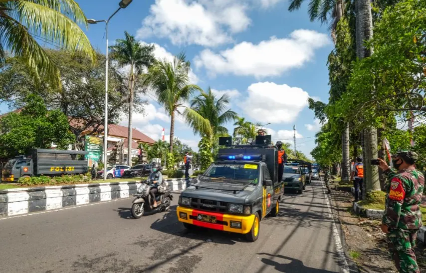 A 42-year-old woman with initial Ni Ketut AW has been arrested by police officers after stealing a gold ring from a disabled man in Klungkung.