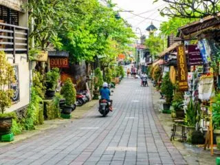 A 26-year-old woman who used to own a business in Kuta has been detained by Bali authorities for panhandling on Jalan Ida Bagus Mantra, Klungkung.