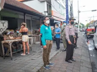 An Italian National was unable to pay a fine after getting caught by the authorities for not wearing a mask while driving a motorbike in Denpasar.