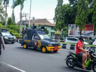 A 19-year-old man has bitten a police officer's hand before getting arrested for stealing in several different areas in Bali.