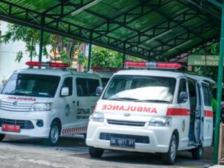 Two students with initial HKR and IMAJ have been rushed to the hospital after getting assaulted by a drunk man in Pemogan Village, Denpasar.