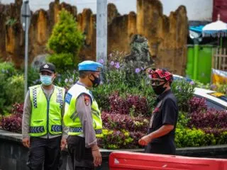 Two fitness centers and two beauty salons in Denpasar have been closed down by Bali authorities for violating the emergency partial lockdown policy.