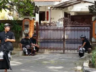 A couple from Poh Bergong Village, Buleleng were visited by authorities at their home on Thursday morning (29/7) after refusing a rapid antigen test by the medical team from a nearby clinic.
