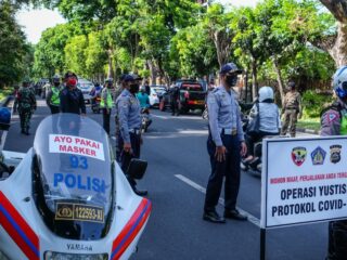 The Kuta police department has started distributing food aids to vaccinated citizens in the Kuta area on Thursday (29/7).