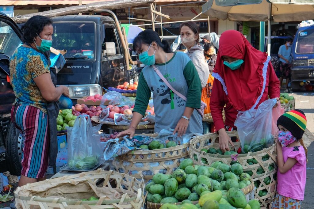 Bali Officials Buy Left Over Food From Vendors And Distribute To Locals In Need