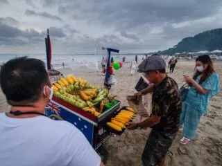 Officials from the Denpasar Tourism Agency have bought food from local vendors in the Dangin Puri area before closing their shops due to the 8:00pm curfew in Bali.