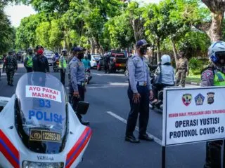 A 41-year-old man with initial INGS (a.k.a Nyoman) has been detained by the police for removing a road barrier during the travel restriction in Denpasar.