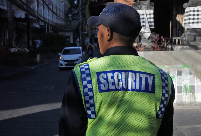 Two women have been arrested after assaulting a guest at a bar in the Kuta area with a beer bottle, causing the victim to suffer serious injury.