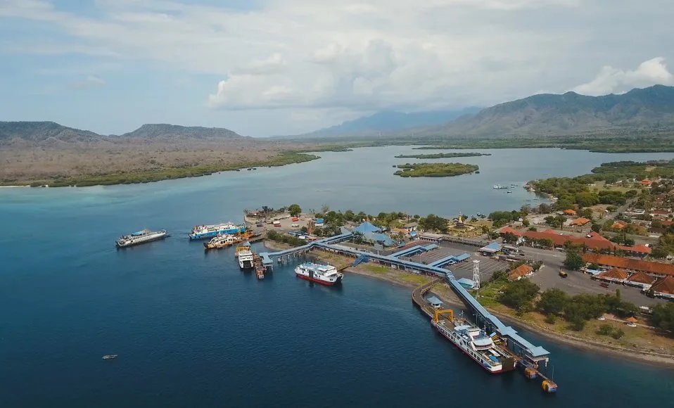 Authorities from Bali’s Marine Force have started to distribute the Covid-19 vaccine at Gilimanuk Port on Friday (68).