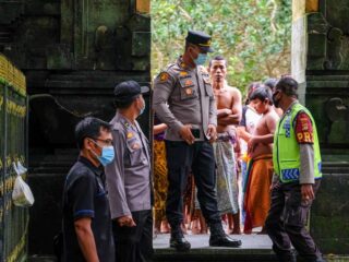  The central government through the Maritime and Investment Coordinator Minister has urged Bali to cut back religious ceremonies during the partial lockdown.