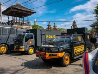 Three air conditioning theft specialists have been arrested by the police while attempting to flee from Bali.