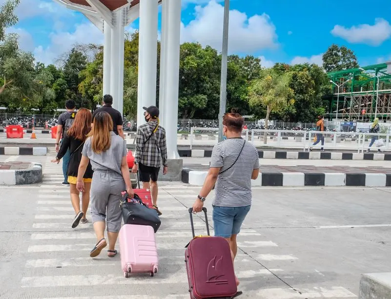luggage-and-tourists