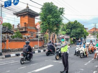 An alleged drunk expat was caught driving against the flow of traffic in Denpasar, which caused chaos in traffic on Sunday morning (24/10).