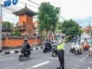 An alleged drunk expat was caught driving against the flow of traffic in Denpasar, which caused chaos in traffic on Sunday morning (24/10).