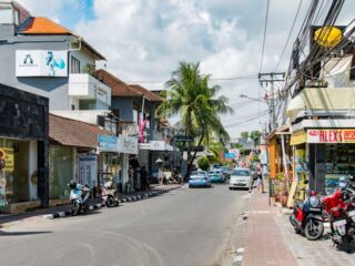 Officials from Seminyak Village have planned to start collecting security fees from all the businesses that are located in Seminyak.