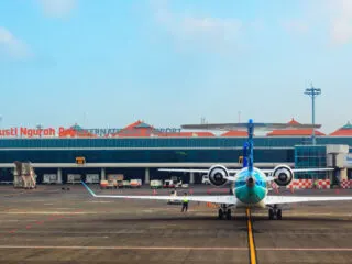 Bali Ngurah Rai Airport authorities temporarily closed the runway due to an incident that caused a tire on one of the airplanes to burst just after arrival on Friday evening (12/11).