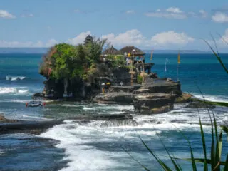 The Tourism Confucius Institute (TCI) from Udayana University has provided a mandarin training program for all Tanah Lot Temple workers.
