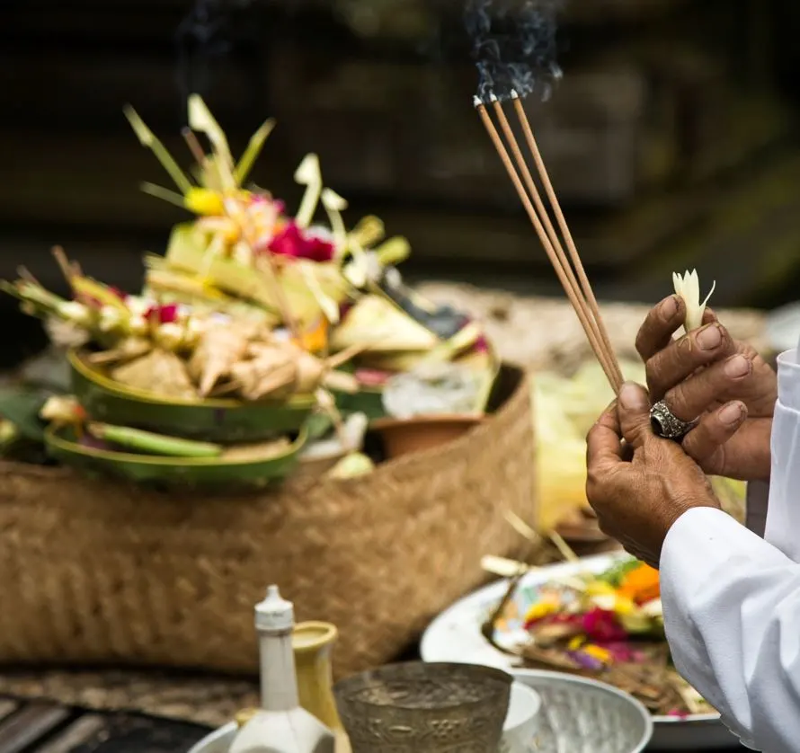 Bali-man-praying-at-shrine-1