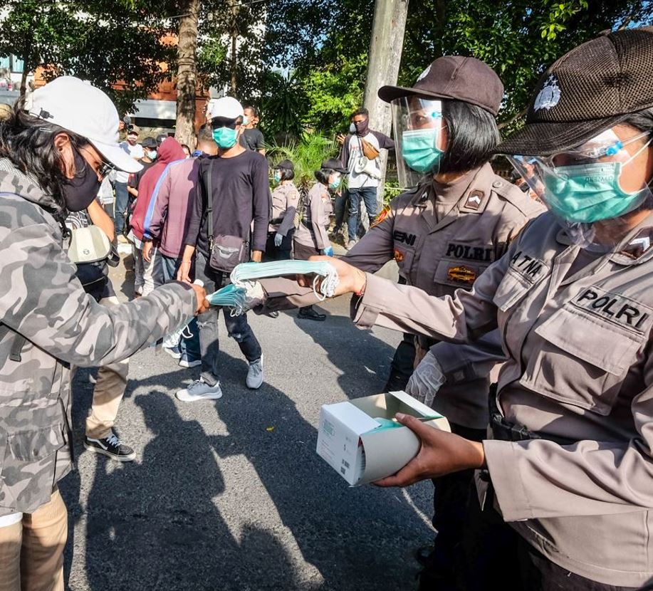 bali police handing out masks