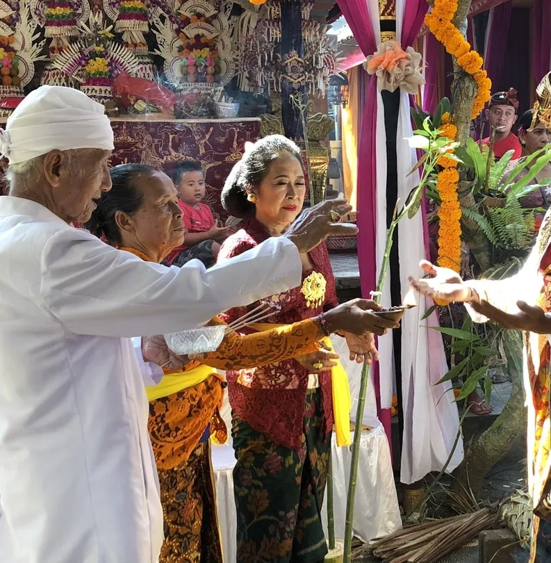 Bali family at wedding