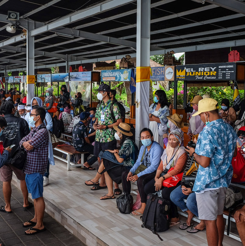 bali tourists waiting for fast boat