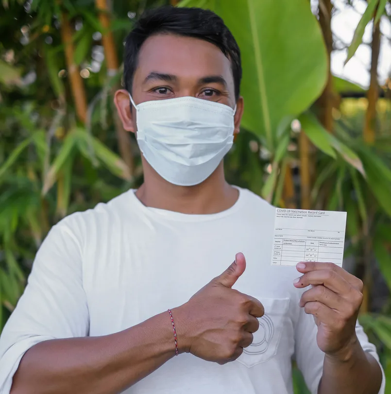 man vaccination card