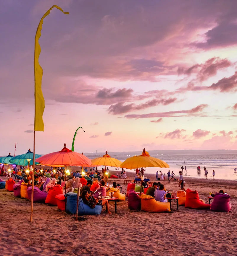 bali-beach-tourists