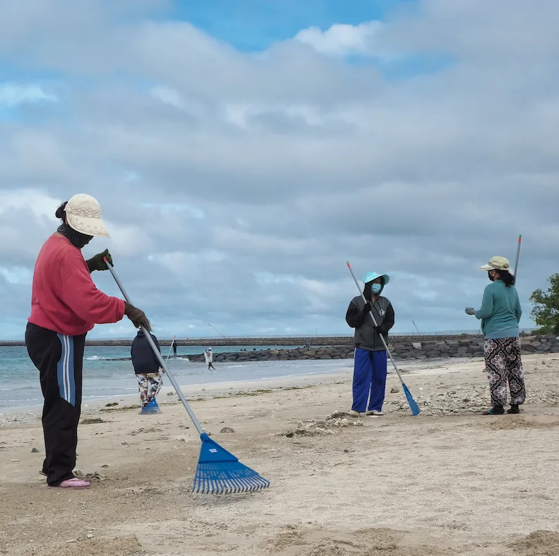 beach-bali-cleaning