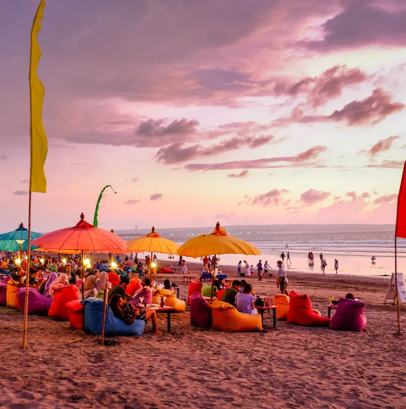 bali beach tourists