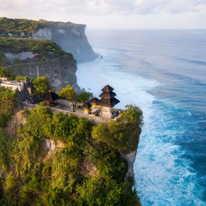 Ujęcie z lotu ptaka świątyni Uluwatu i skał nad oceanem